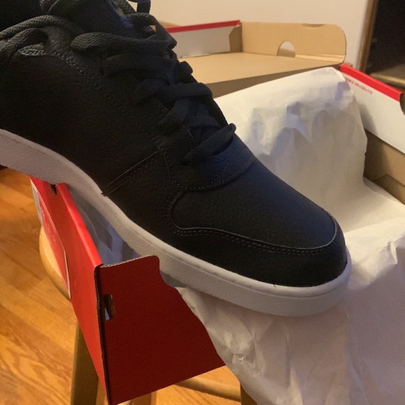 Nike - Picture 4 of 8